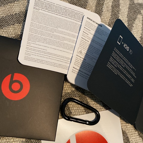 NWOT Dr Dre Beats Case, Charger, Manuels ,Sticker & Carabiner - Picture 8 of 8